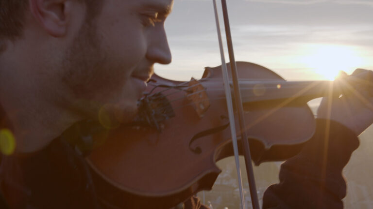 Breeze (Warner Music Italy) è il nuovo singolo del violinista e compositore Federico Mecozzi