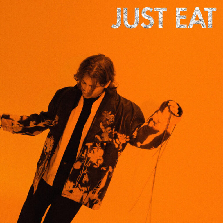 Esce oggi “JUST EAT”, il nuovo singolo di ORLVNDO. Il brano affronta il tema dello smarrimento giovani di oggi e anticipa l’album “AD MAIORA”